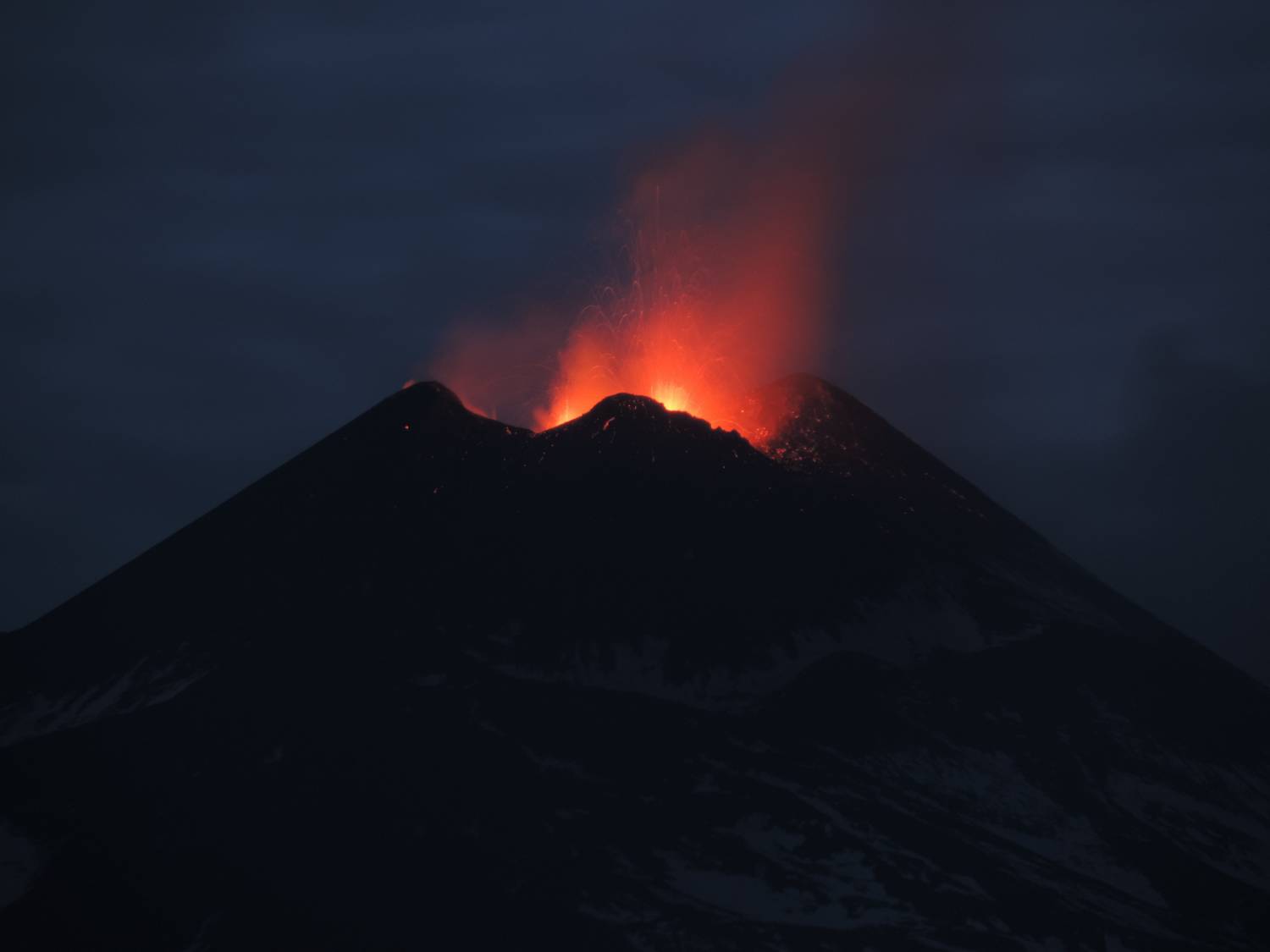 Действует ли вулкан этна. Вулкан Дзафферана Этнеа Сицилия. Картинки прогнозирование вулканов.
